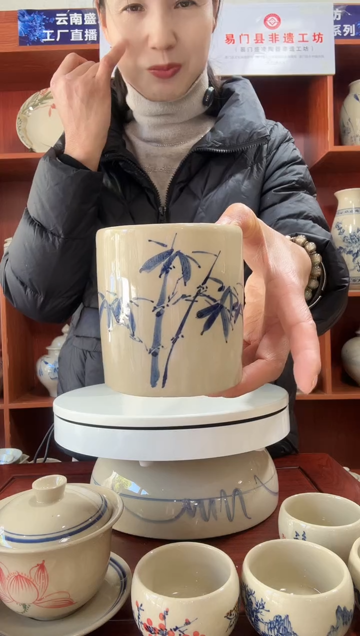 半罐郭*儿竹報平安筆筒1個