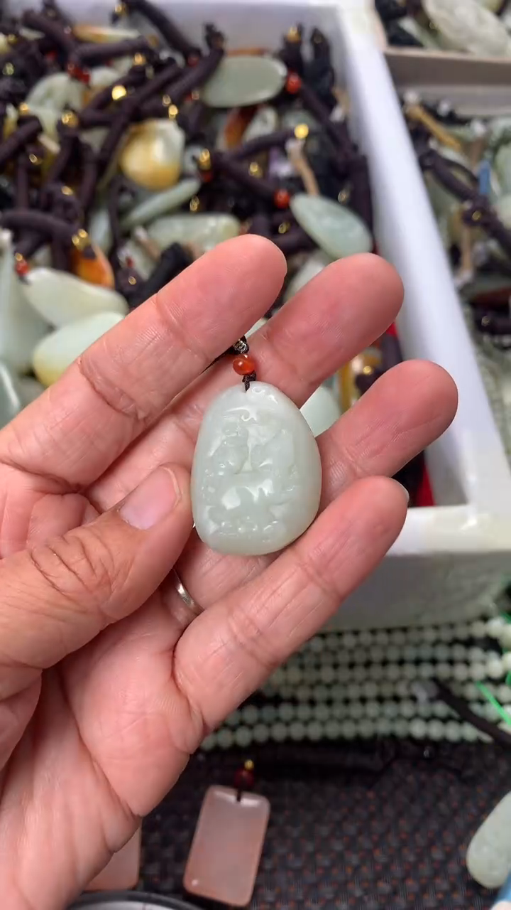 【闪购商品】和田玉颈饰未镶嵌多样性发货没有证书，拍一发一.有瑕