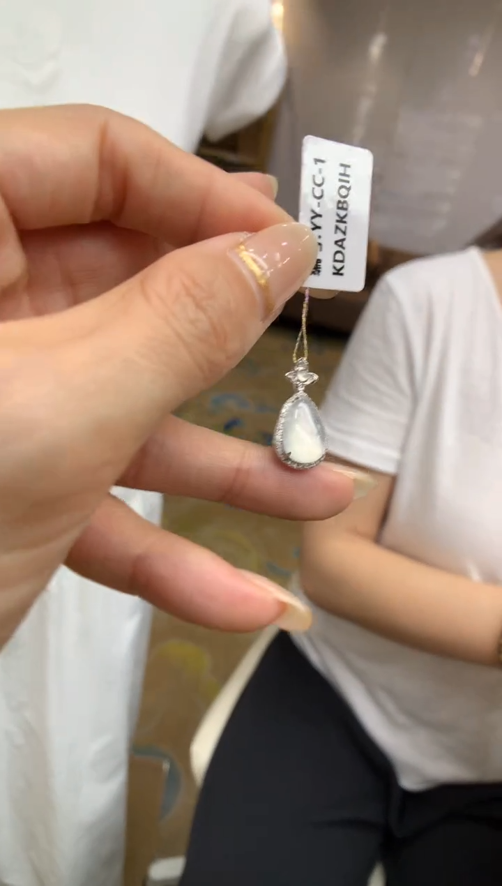 翡翠18K金镶嵌颈饰福瓜