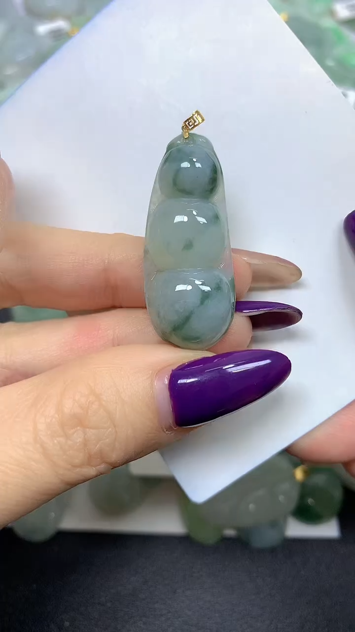 颈饰18K金镶嵌翡翠 