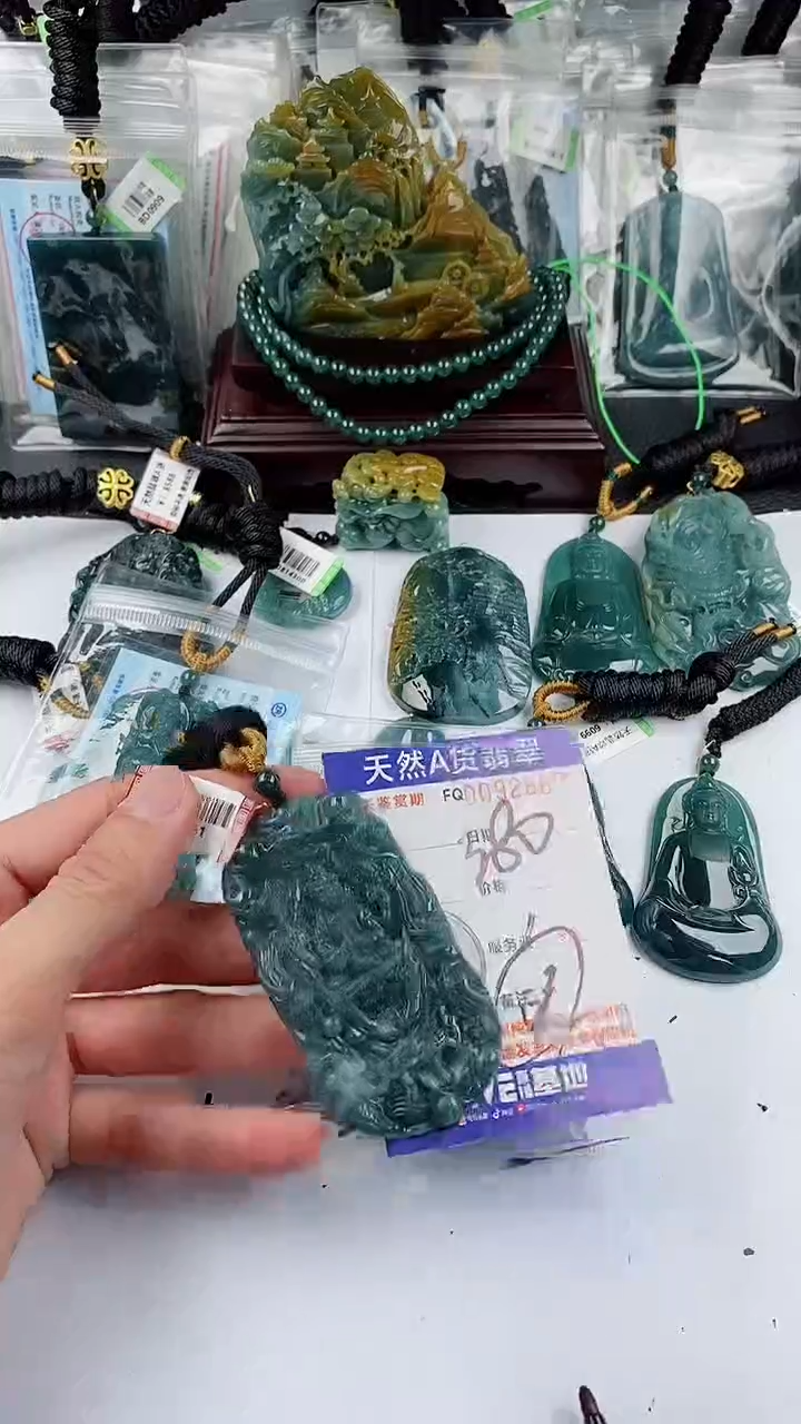 【闪购商品】翡翠颈饰未镶嵌          