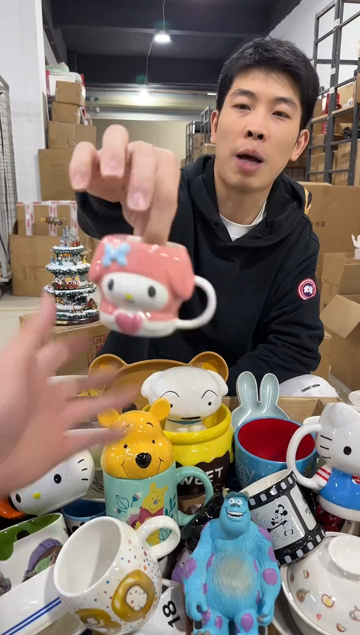 瓷片美乐蒂抱爱心一口杯
