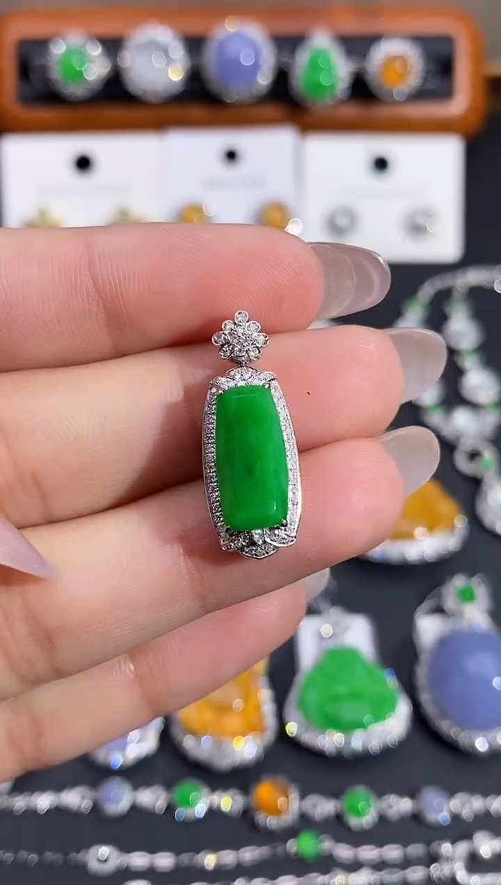 【闪购商品】翡翠颈饰18K金镶嵌吊坠