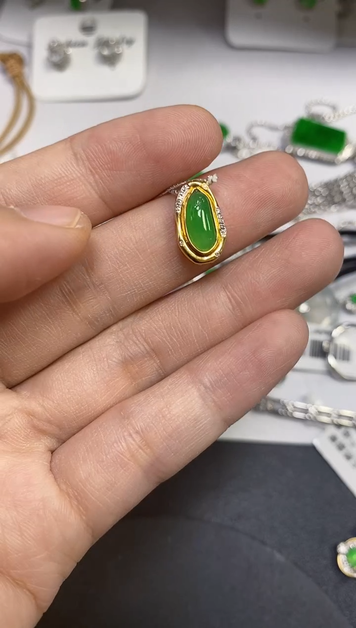 颈饰18K金镶嵌翡翠四*颈饰 18K金镶嵌 翡翠