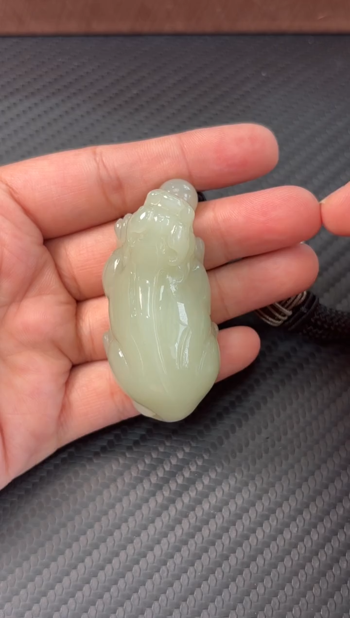 未镶嵌和田玉把件且末微色差近矿貔貅把件