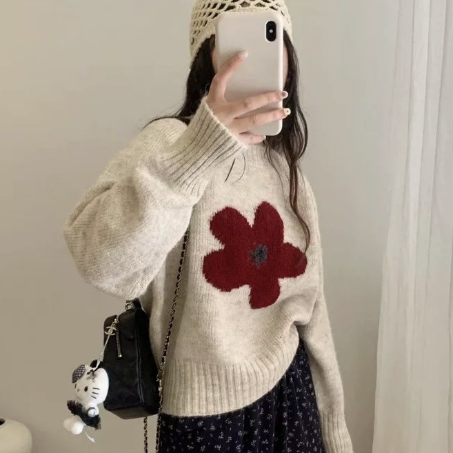 早秋洋气花朵设计感针织衫圆领长袖上衣女减龄百搭休闲毛衣潮