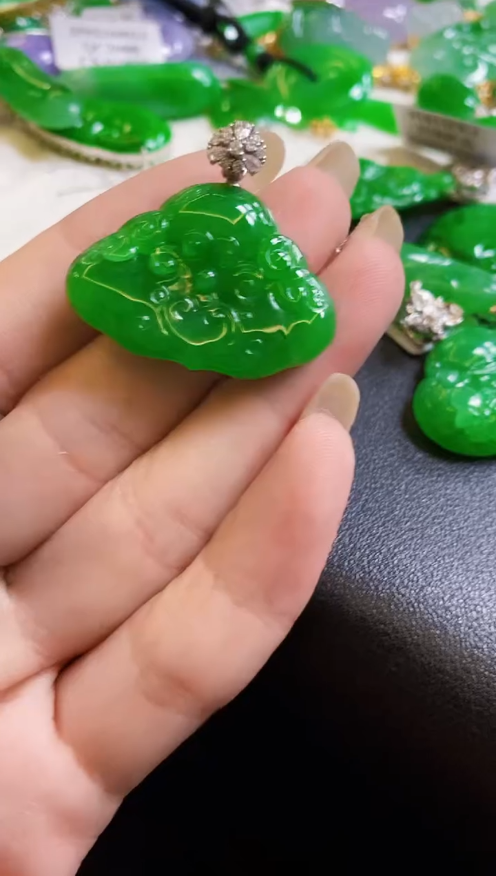 【闪购商品】定制翡翠18K金镶嵌吊坠