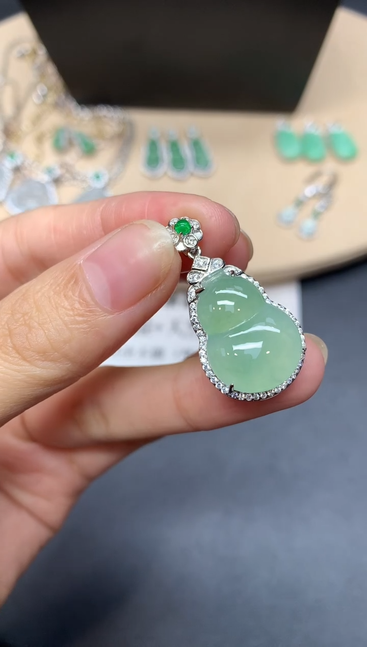 【闪购商品】翡翠吊坠(不含链)银S925镶嵌葫芦【多样性发其一】