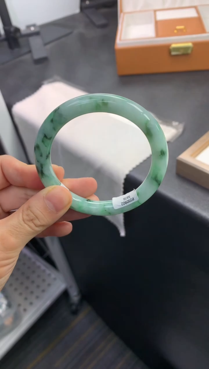 未镶嵌手镯翡翠退货需手镯吊牌标签完好