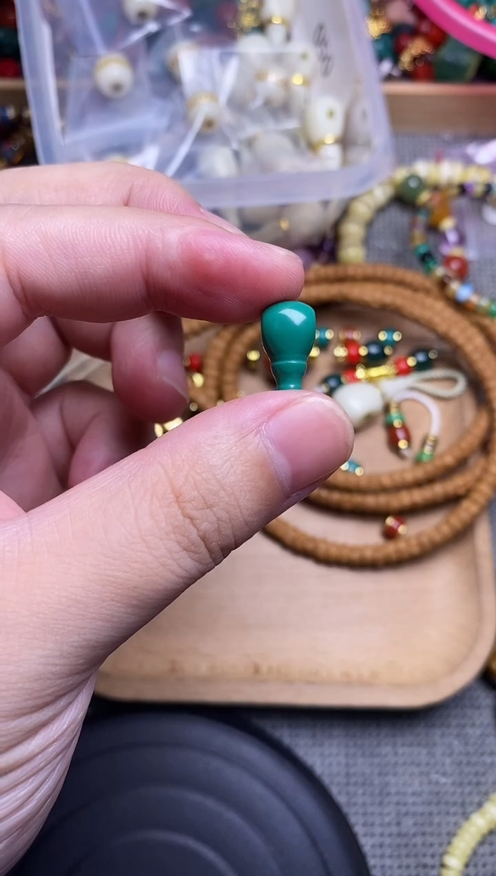 琉璃手工艺品精工老油绿三通卡8mm左右 单个发