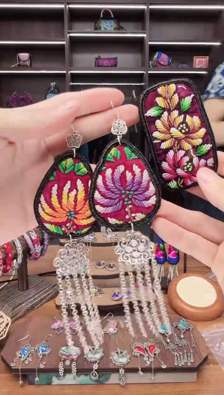 织绣102蒙阿苏苗绣传承店