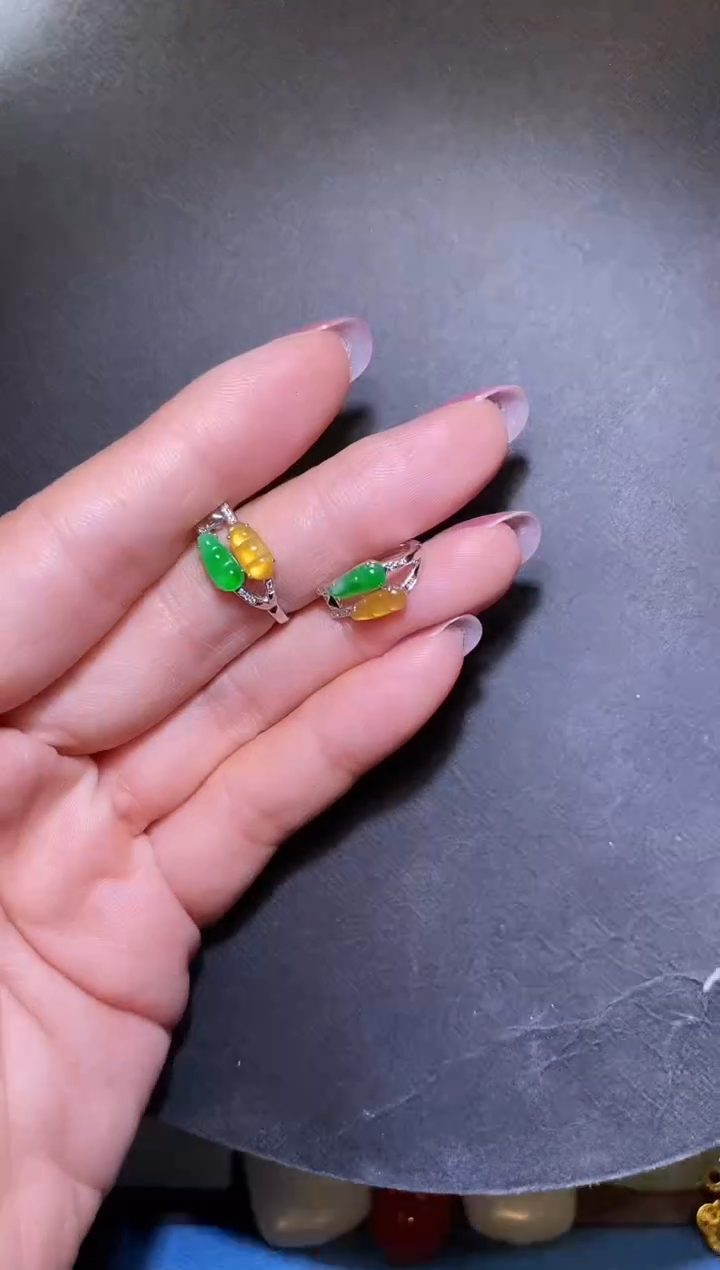 18K金镶嵌翡翠耳饰双色耳扣