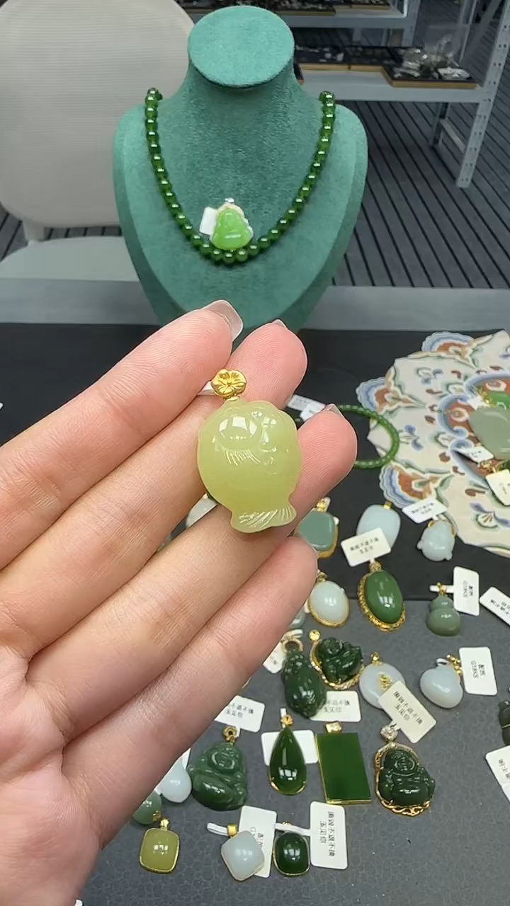 18K金镶嵌和田玉挂件1