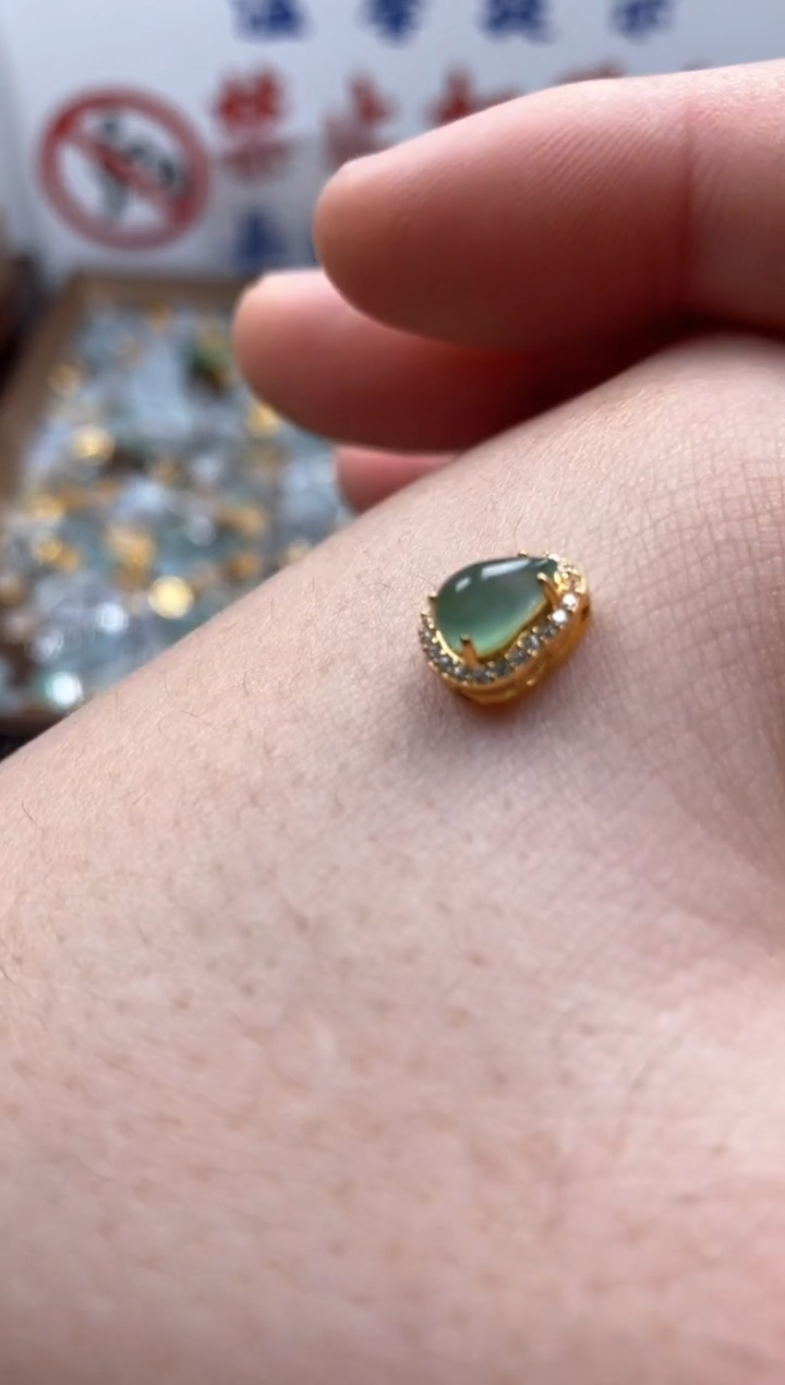 【闪购商品】翡翠颈饰未镶嵌哥哥