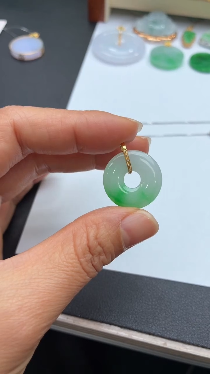 颈饰18K金镶嵌翡翠天然翡翠A货