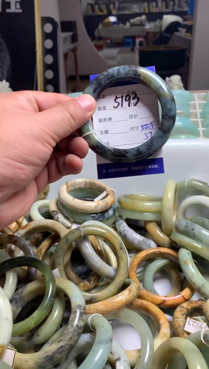 【闪购商品】蛇纹石玉手镯未镶嵌5193
