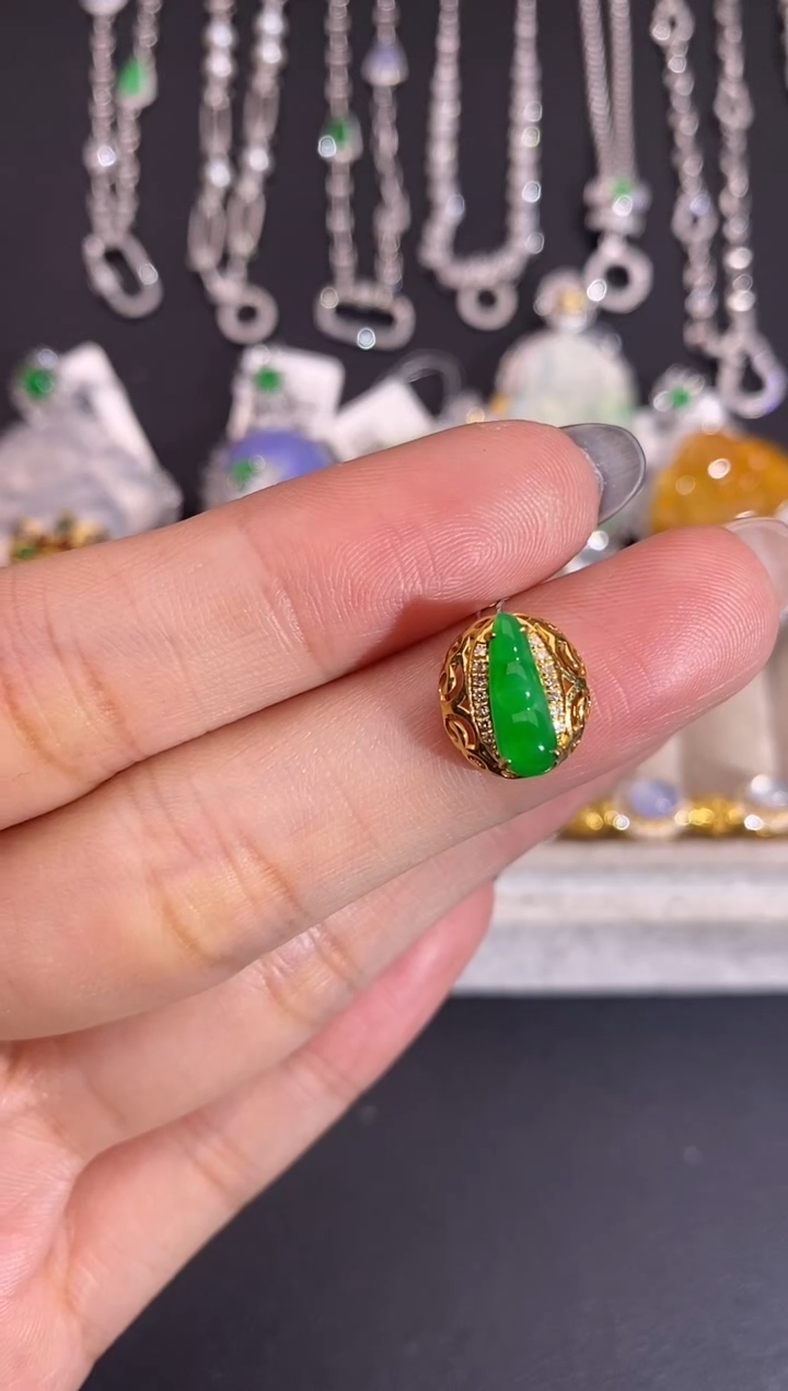 颈饰18K金镶嵌翡翠吊坠