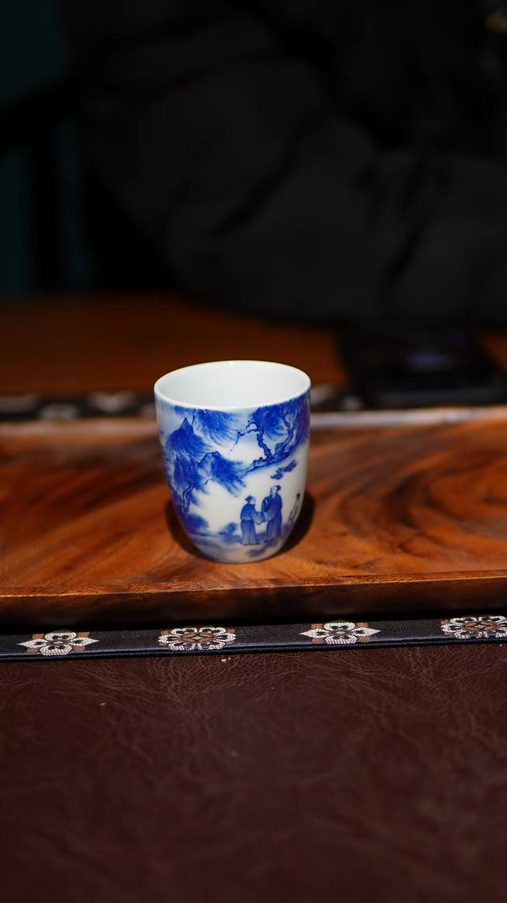 问工青花人物手雷杯