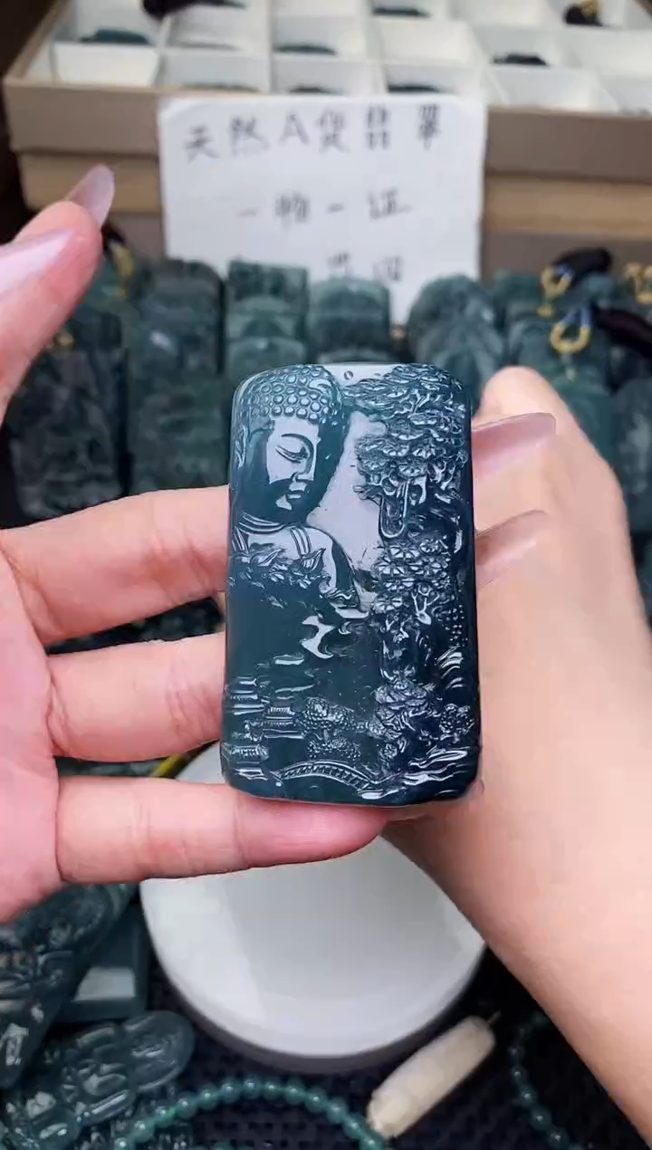 颈饰未镶嵌翡翠 