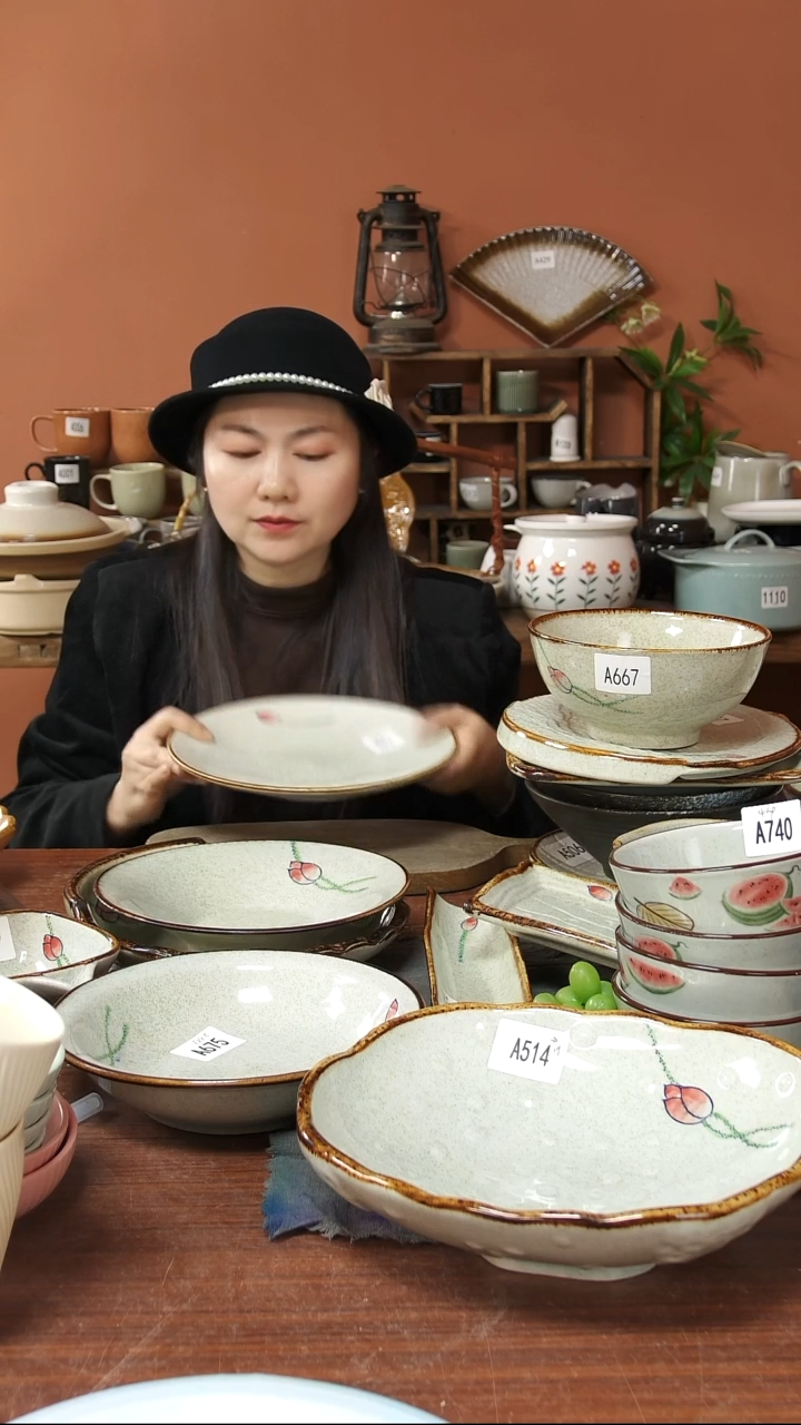 陶瓷A653 一只手绘荷花黑点背部螺纹圆盘可能微瑕25*4