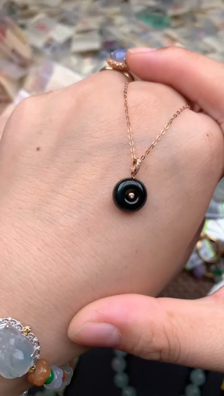 18K金镶嵌挂件翡翠一