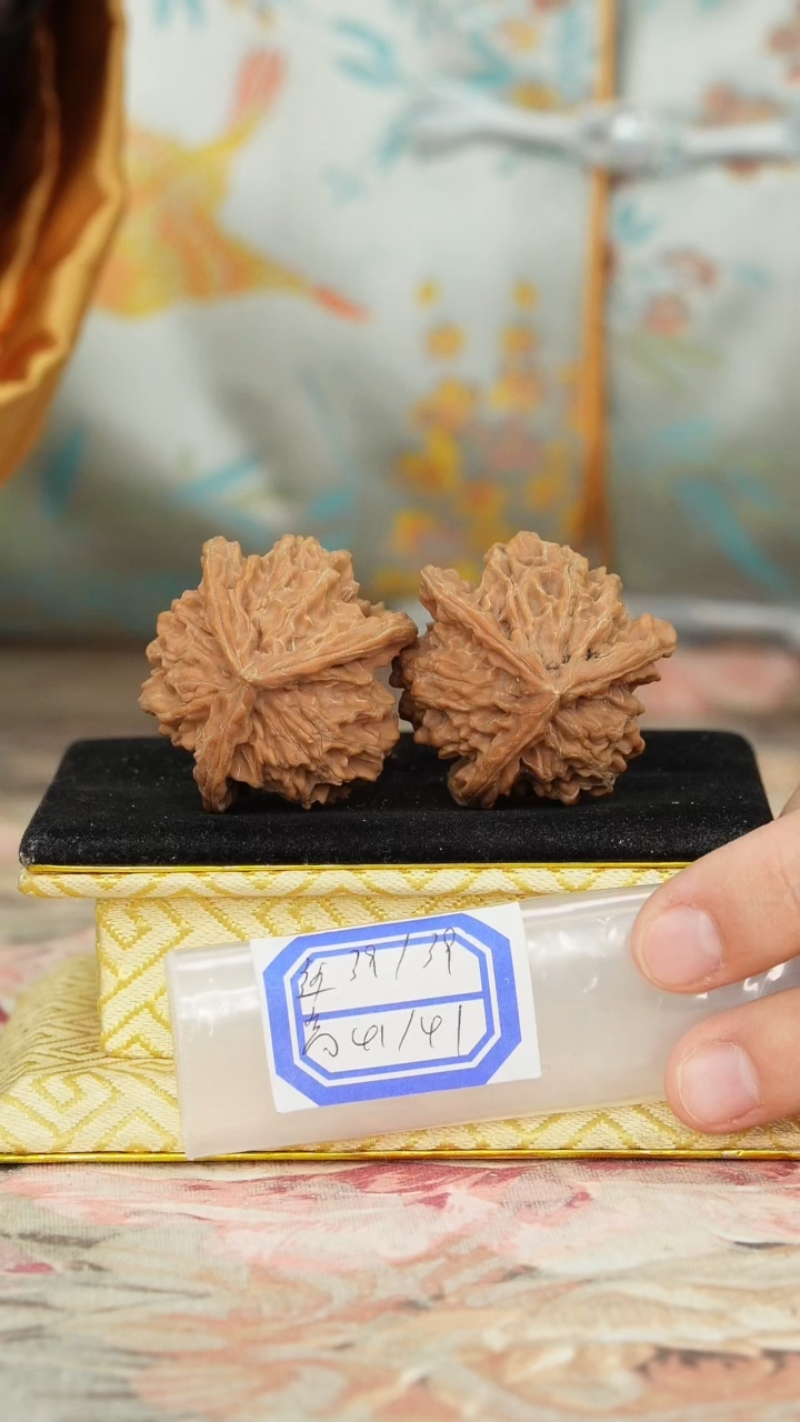 【闪购商品】文玩核桃把件盘山三棱