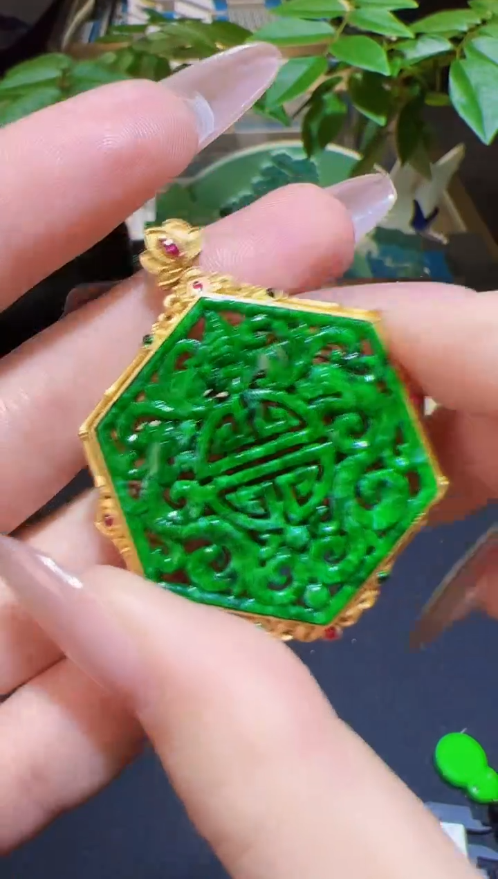 【闪购商品】翡翠颈饰18K金镶嵌吊坠