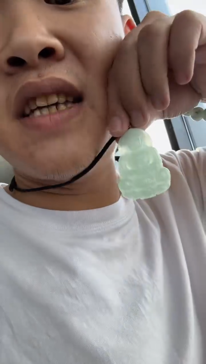 颈饰18K金镶嵌翡翠简*。天然翡翠A货孤品一件