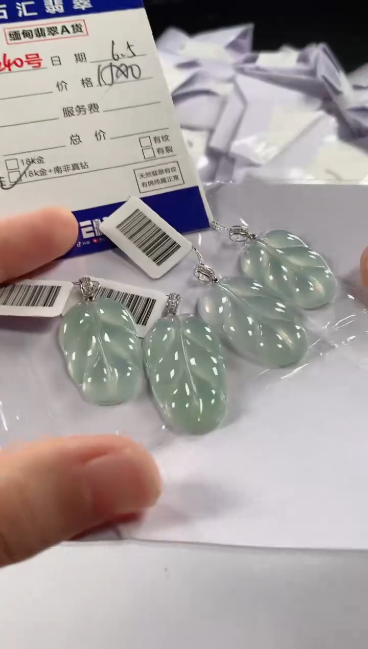 翡翠18K金镶嵌颈饰多样性发货，发一件