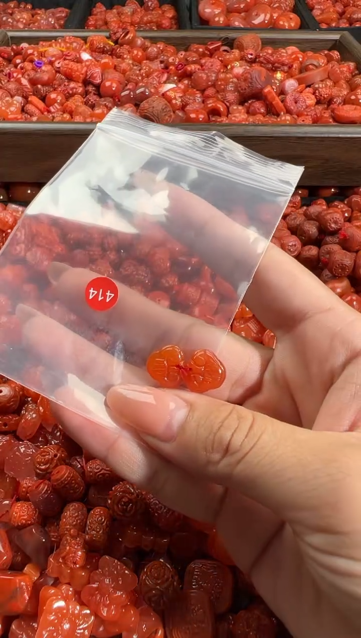 南红玛瑙未镶嵌颈饰1