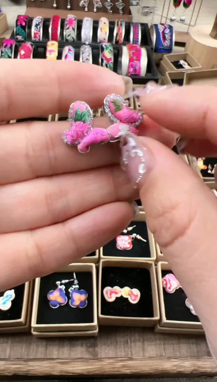 【闪购商品】织绣民族风老绣饰品105