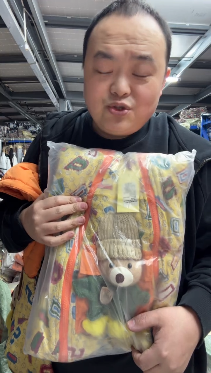 A****梦女童外套100-120各一件