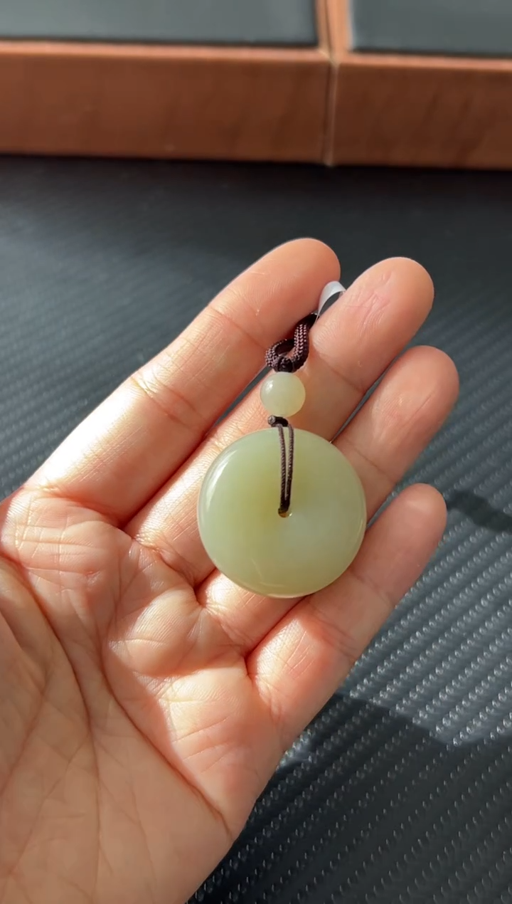 吊坠(赠链)未镶嵌和田玉且末微色差迪克兰二细平安扣Km