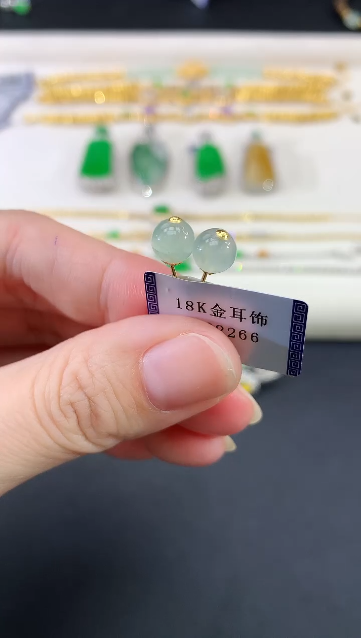 18K金镶嵌翡翠耳饰有小纹裂|280多样性发其一