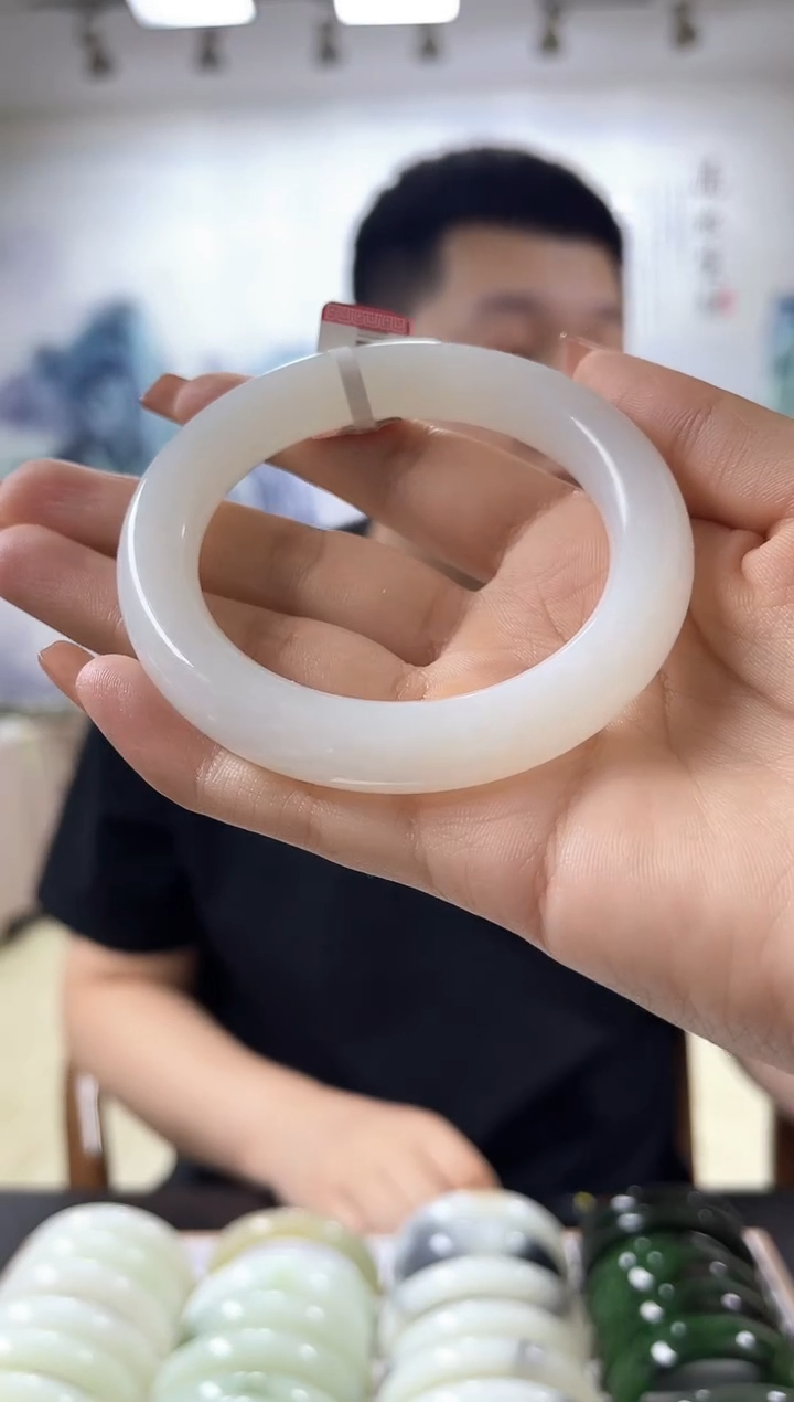 和田玉手镯未镶嵌55-59圈口仅一只圆条