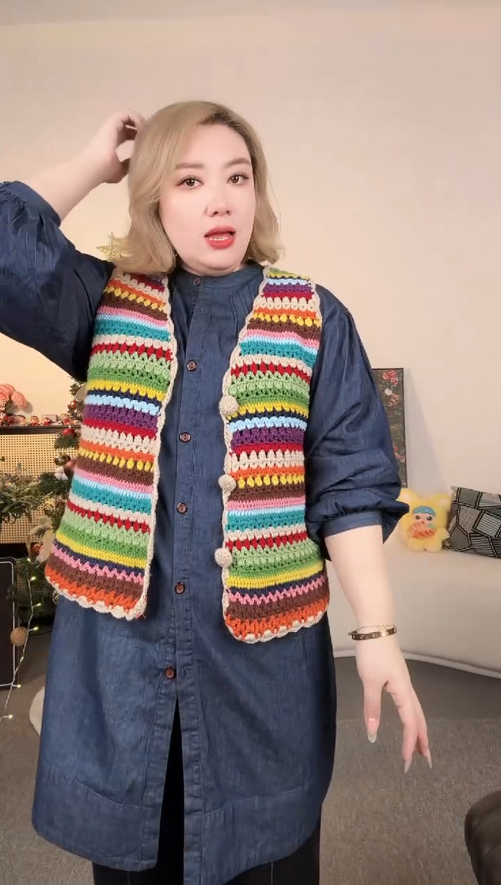 熊姑娘踩格子马夹 穿170斤