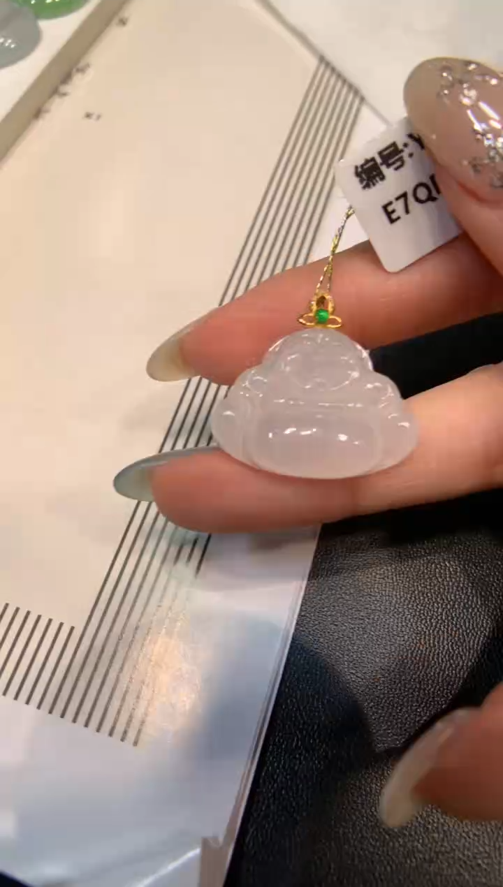 颈饰18K金镶嵌翡翠佛公
