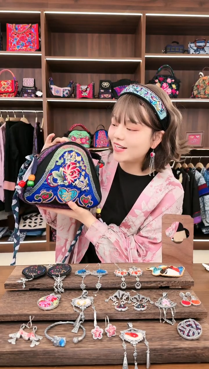 【闪购商品】织绣L19蚩梦苗族古绣