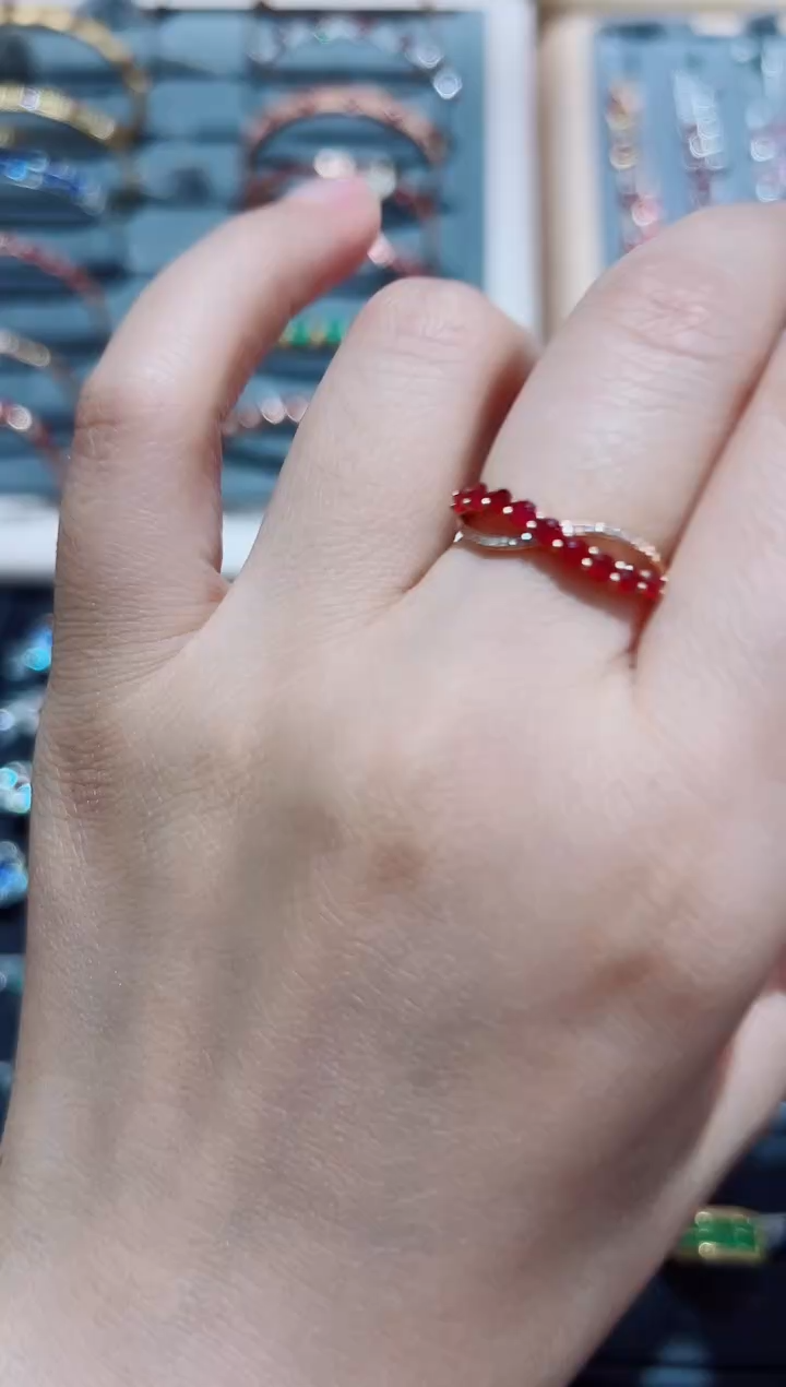 戒指18K金镶嵌红宝石·