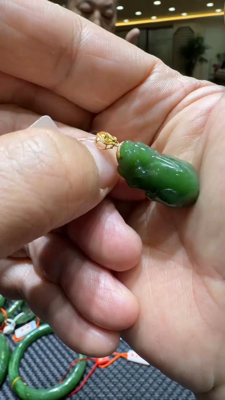 颈饰18K金镶嵌和田玉挂件