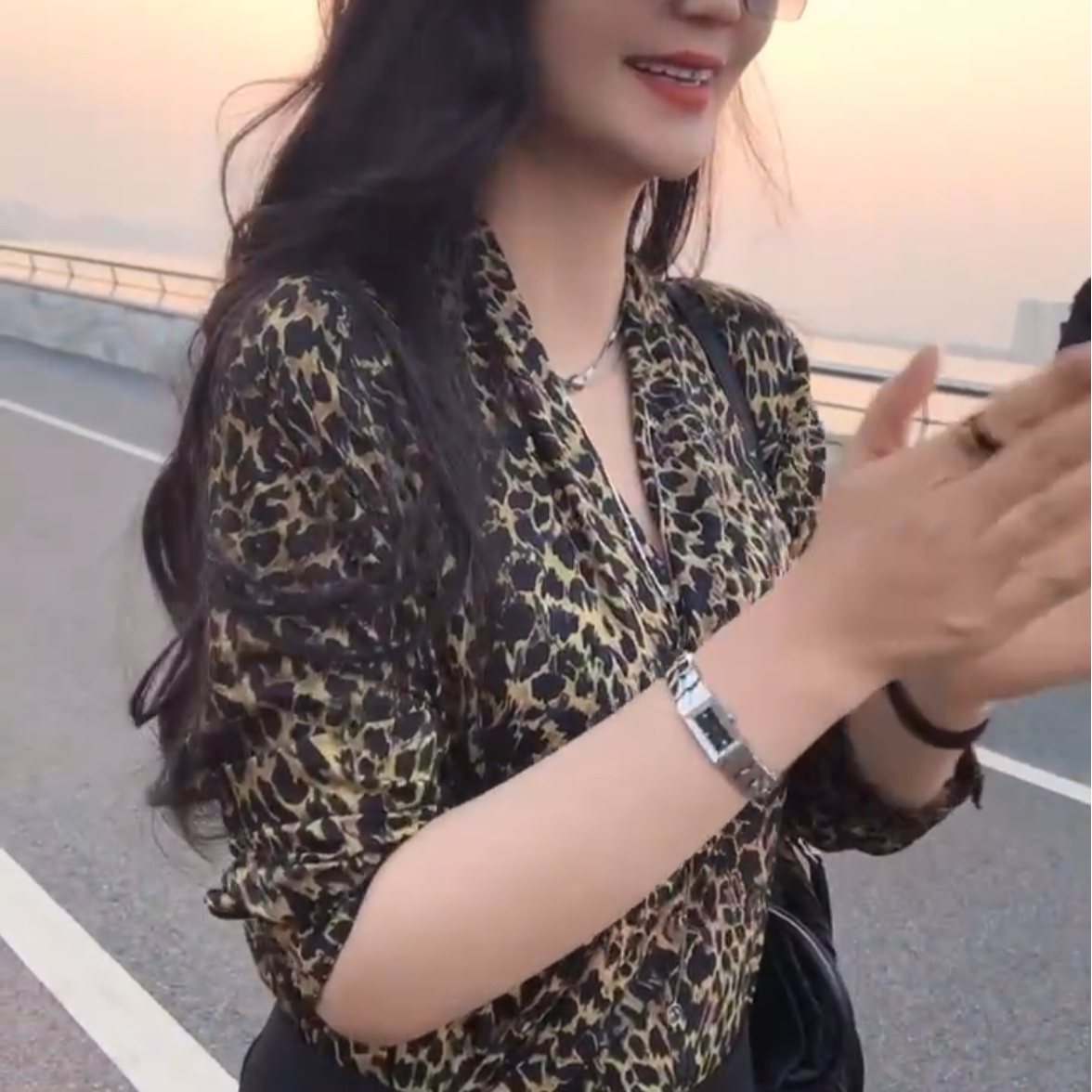 春夏季新款气质豹纹印花石墨烯长袖V领连体衬衫女时尚洋气