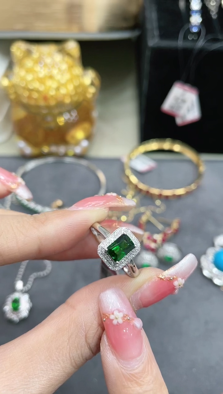 【闪购商品】石榴石（沙弗莱）戒指18K金镶嵌·