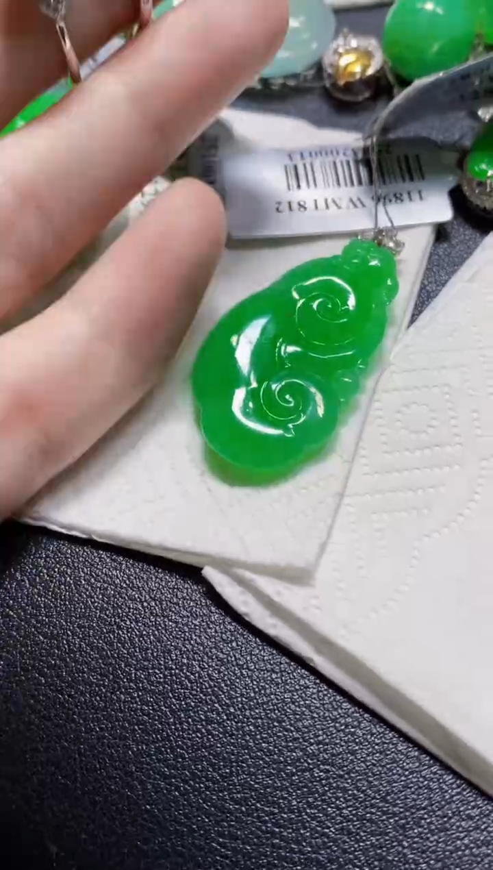 颈饰18K金镶嵌翡翠十*如意