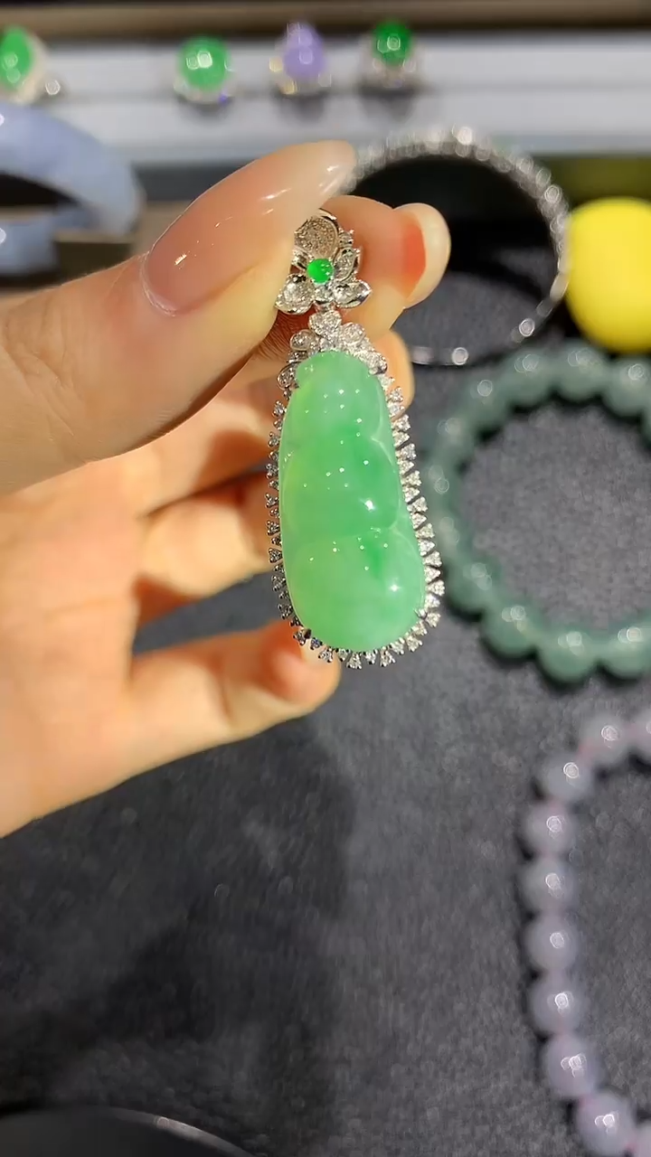 【闪购商品】翡翠吊坠(不含链)18K金镶嵌团购