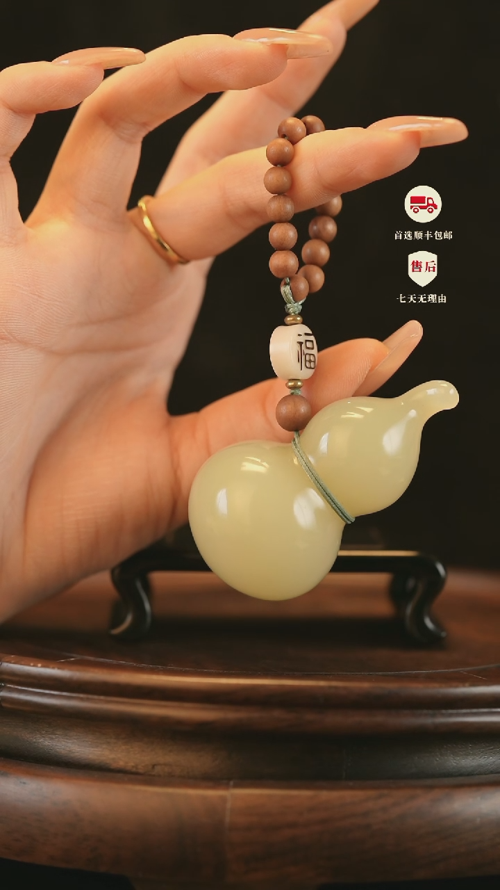 云南石竹叶青雕刻：手捻福禄