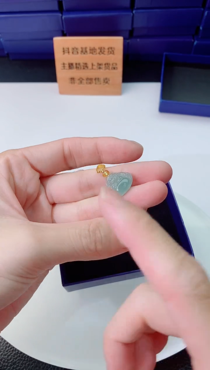 翡翠未镶嵌颈饰   `