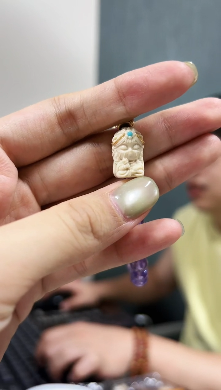 泥塑l****9扎老师吊坠