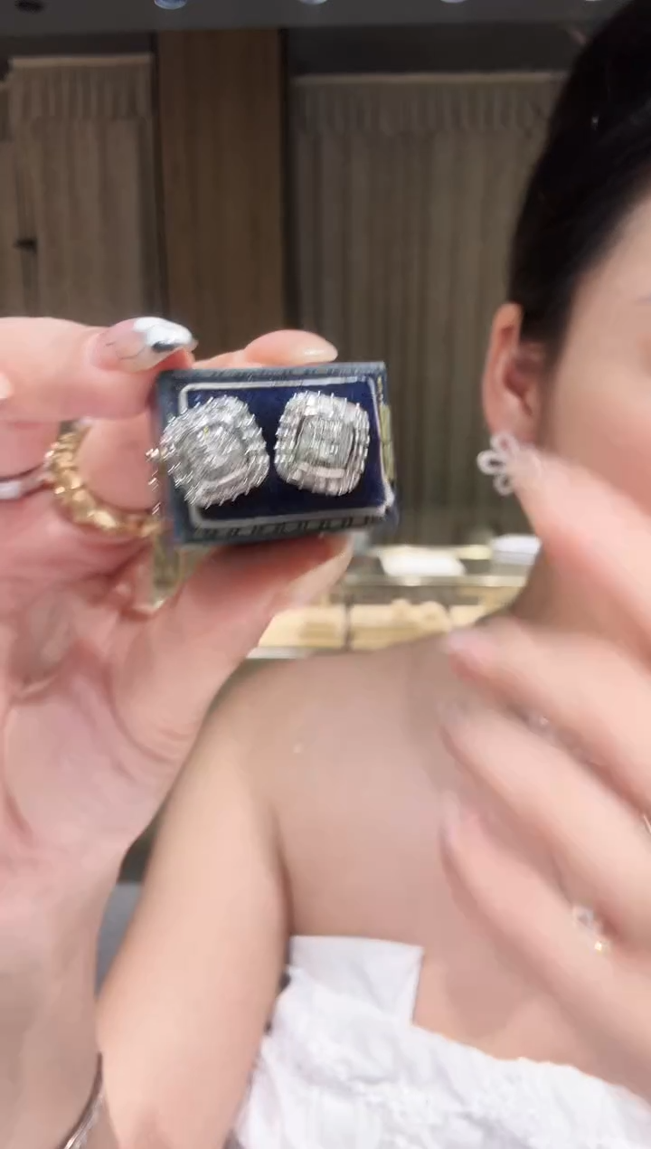 18K金镶嵌耳饰钻石大冰糖