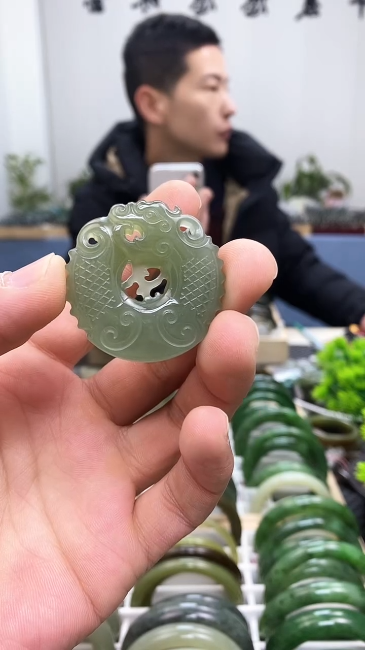 【闪购商品】和田玉手镯未镶嵌高冰的鱼化龙39mm