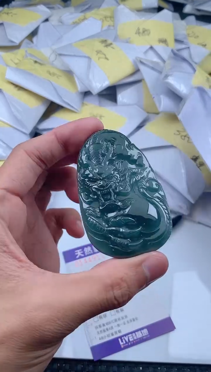 翡翠未镶嵌颈饰           